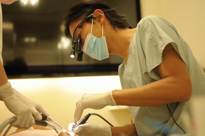 日本歯周病学会認定歯周病専門医による治療
